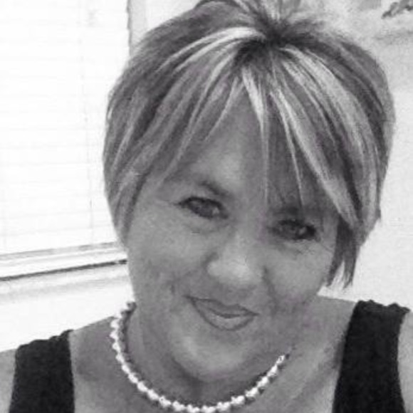 Profile Picture of Cris Lobello (@crislobello) on Poshmark