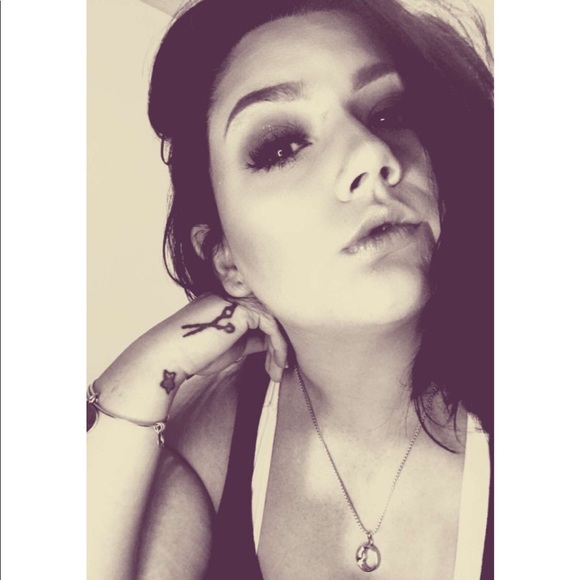 Profile Picture of Chloe Henning (@chloet93) on Poshmark