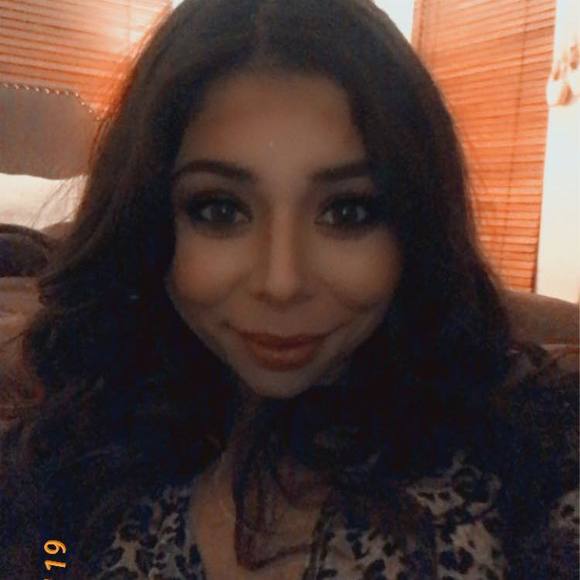 Profile Picture of Katrina Flores (@klf637) on Poshmark