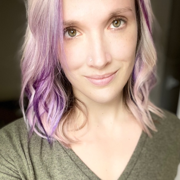 Profile Picture of Dana Eppele (@danalynn8986) on Poshmark