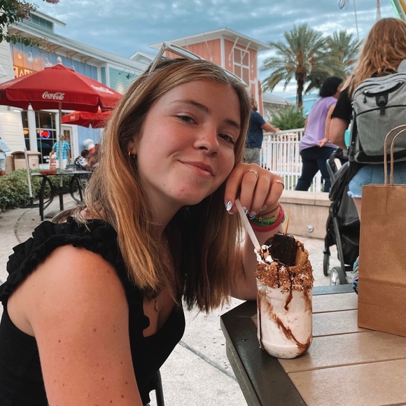 Profile Picture of Mackenzie Mullins (@kenziemullinss) on Poshmark