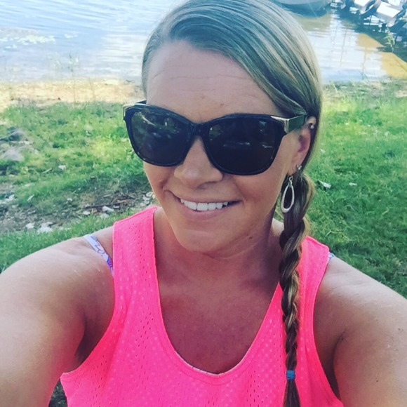 Profile Picture of Stephanie Mink (@stephmink) on Poshmark