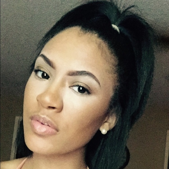 Profile Picture of Alasha Alexander (@alashaa) on Poshmark