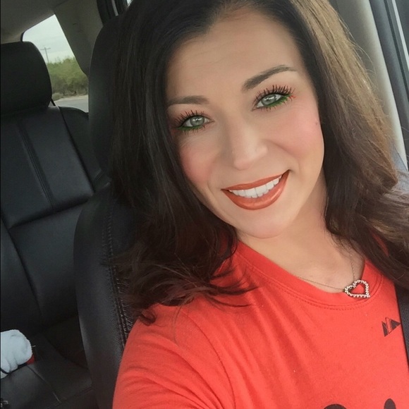 Profile Picture of Dawn Lightfoot (@misslightfoot23) on Poshmark