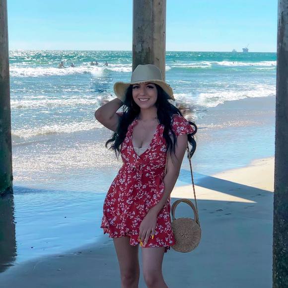 Profile Picture of Andrea Lima (@andreaduhhhh) on Poshmark