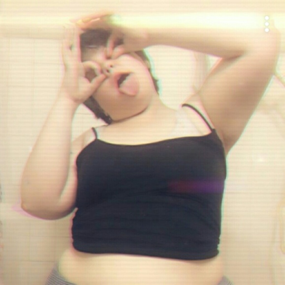 Profile Picture of Samantha Damron (@samantha_damron) on Poshmark