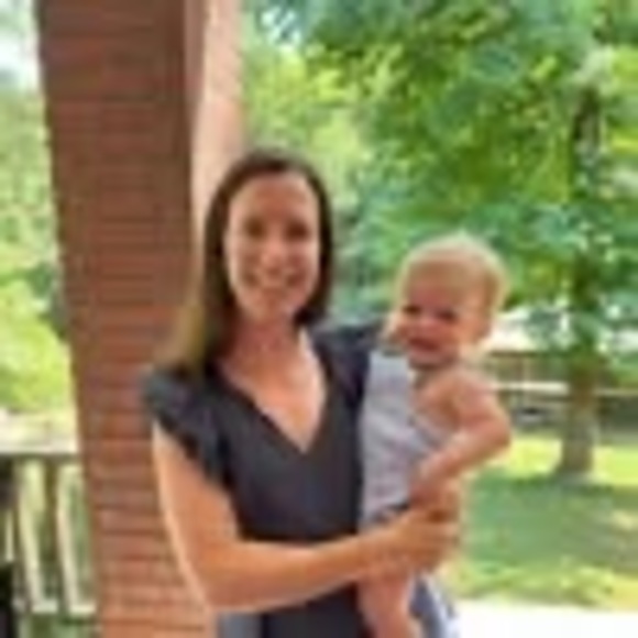 Profile Picture of Aislinn Andrews hinson (@aislinnandre352) on Poshmark