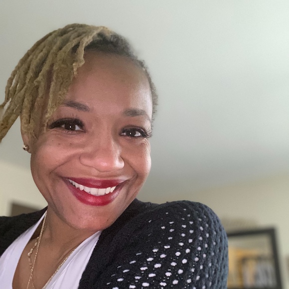 Profile Picture of Autumn Hicks (@ahgold79) on Poshmark