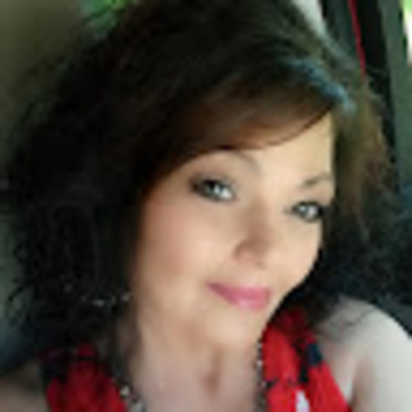 Profile Picture of Caroleann Fisher (@cannfisher) on Poshmark