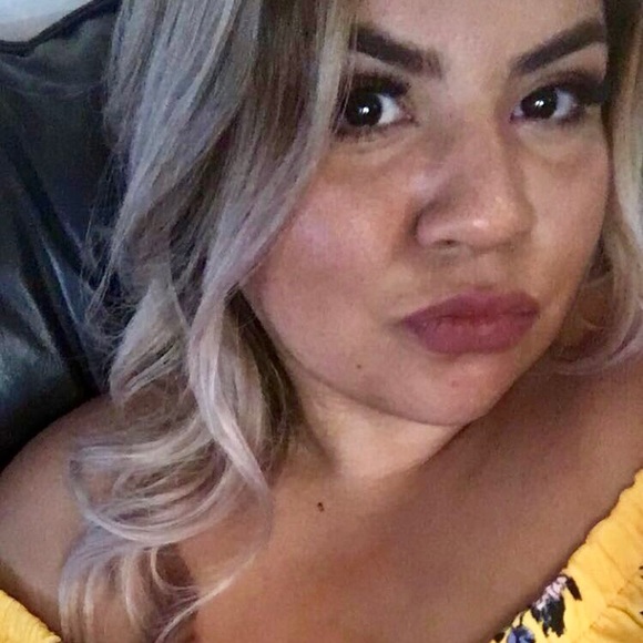 Profile Picture of Desirae Ortiz (@desiraeortiz) on Poshmark