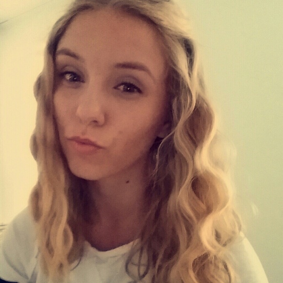 Profile Picture of Lily Shkraba (@lilyshkraba) on Poshmark