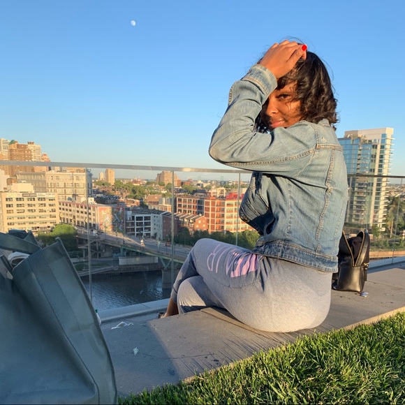 Profile Picture of Borah S (@deborahsydney) on Poshmark