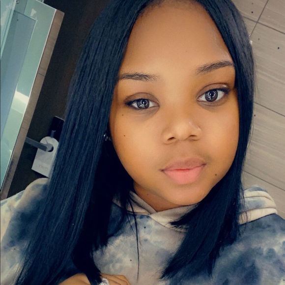 Profile Picture of Nikia Scott (@nikiausa67) on Poshmark