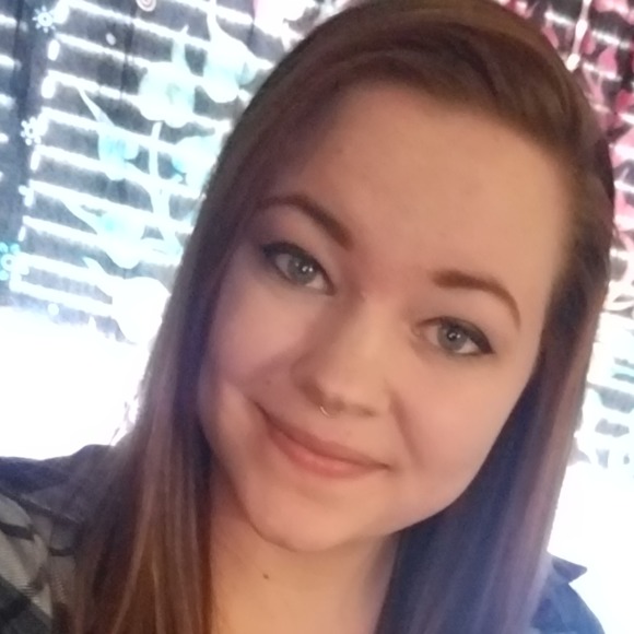 Profile Picture of Sydney Froeschle (@sydneyjean93) on Poshmark