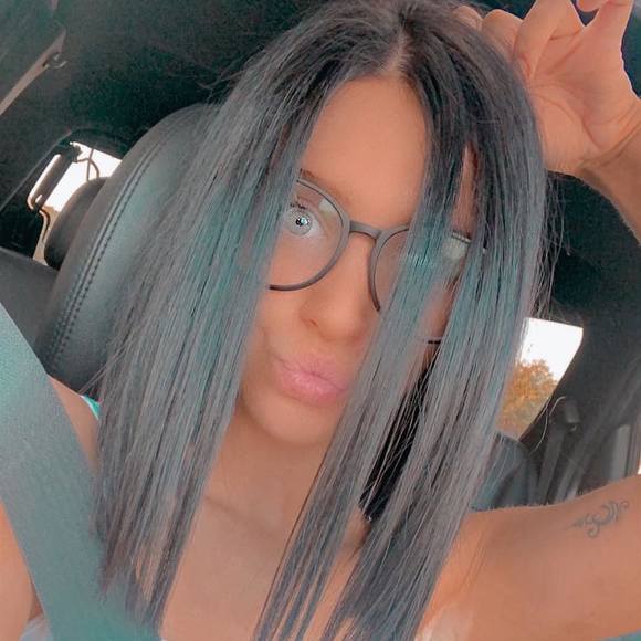 Profile Picture of Quinn Boone (@quinndles) on Poshmark