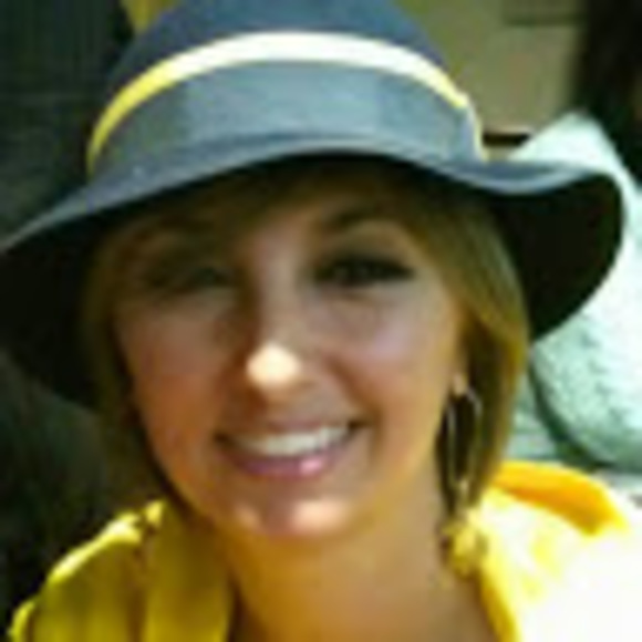 Profile Picture of Mariela Serrano (@mariela2019) on Poshmark