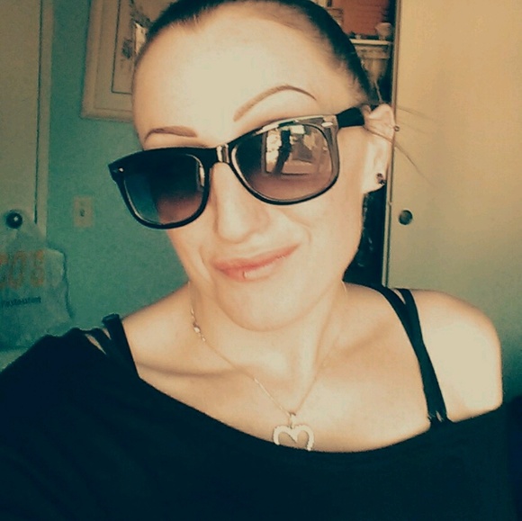 Profile Picture of Amanda Cornell (@mrszepeda333) on Poshmark