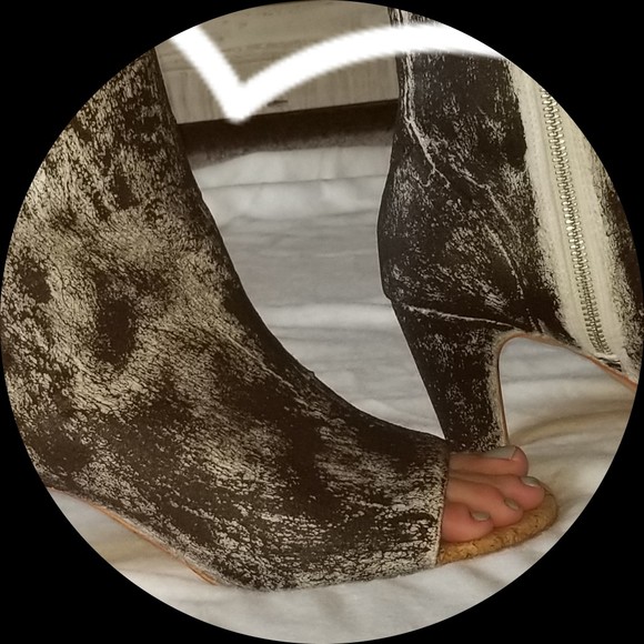 Profile Picture of Jenevieve Bordeaux (@alexjon40) on Poshmark
