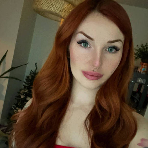 Profile Picture of Alex hannah Ramsay (@hannahloveslace) on Poshmark