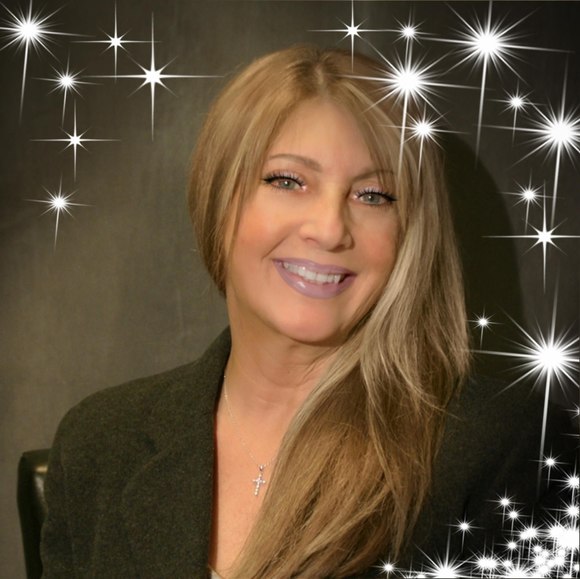 Profile Picture of Maria Varnalis (@mariav1011) on Poshmark