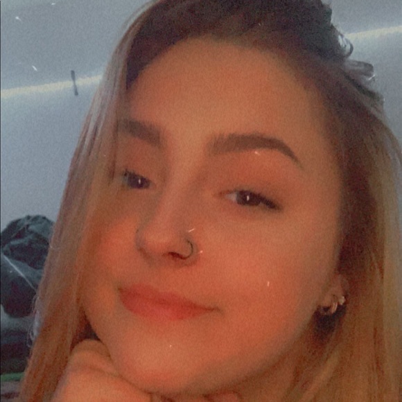 Profile Picture of Jordyn Smith (@jordynsmith1802) on Poshmark