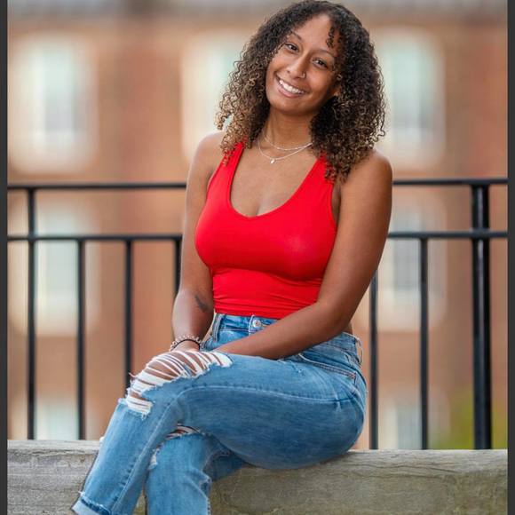 Profile Picture of Alix Allen (@alix_allen) on Poshmark