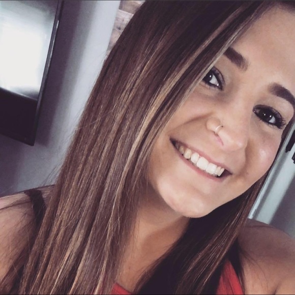 Profile Picture of Caroline Brown (@cbrown7296) on Poshmark