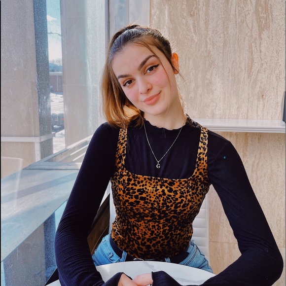 Profile Picture of Gresa Deliu (@gresadeliu) on Poshmark