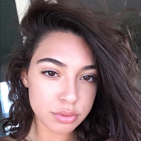 Profile Picture of Vivian Powers (@supervivv) on Poshmark