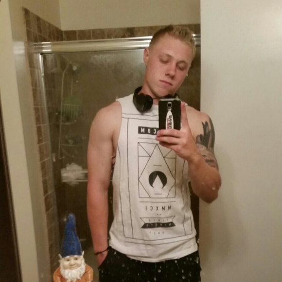 Profile Picture of Shelden Deblauw (@sheldendb) on Poshmark