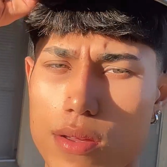 Profile Picture of Mikey Saez (@mikesaez07) on Poshmark