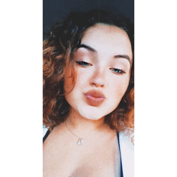 Profile Picture of Autumn Strobeck (@autumnstrobeck) on Poshmark