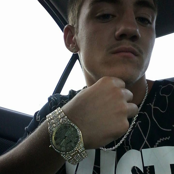 Profile Picture of Jonathan Rowland (@midget1998) on Poshmark