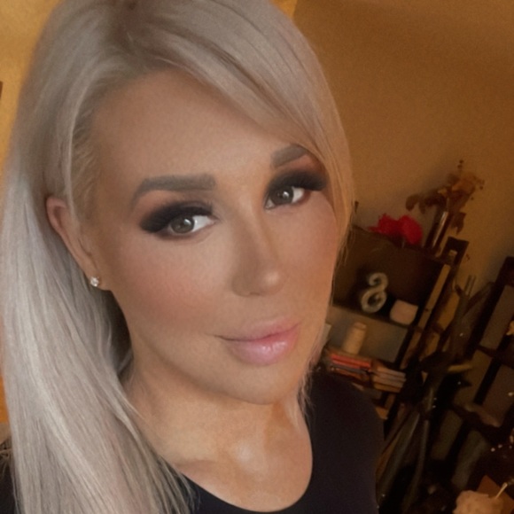 Profile Picture of Shannon Zienkiewicz (@s_zienkiewicz) on Poshmark