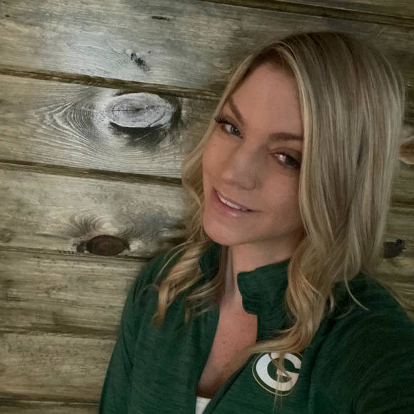 Profile Picture of Erin Castleberg (@erincastleberg) on Poshmark