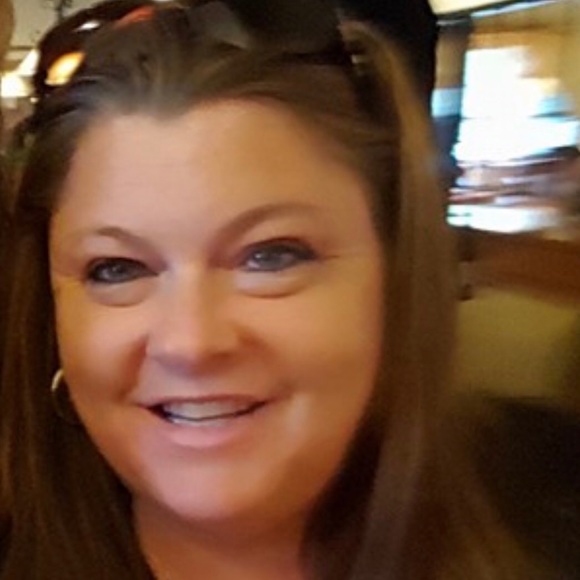 Profile Picture of Melissa Slayback (@slaybackm) on Poshmark