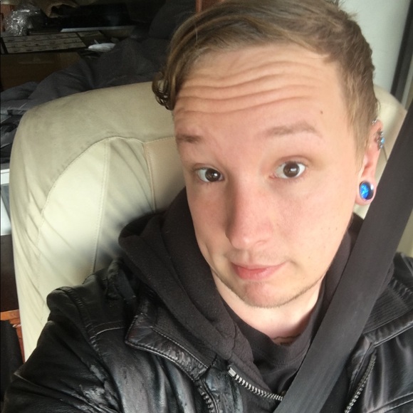 Profile Picture of Zachary Warren (@zachwarren94) on Poshmark