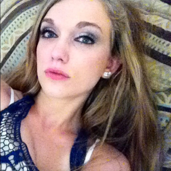 Profile Picture of Carlie Hogarth (@cee_hogiee) on Poshmark