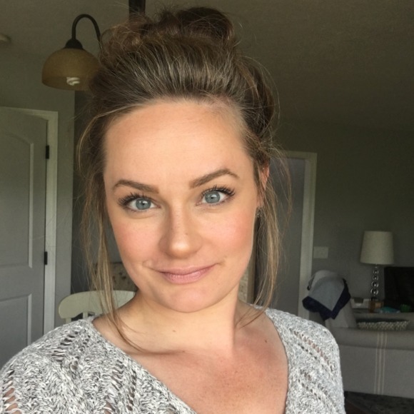 Profile Picture of Yvette Bova (@yve11507) on Poshmark