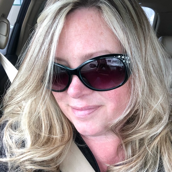 Profile Picture of Amy Dominish (@adominish) on Poshmark