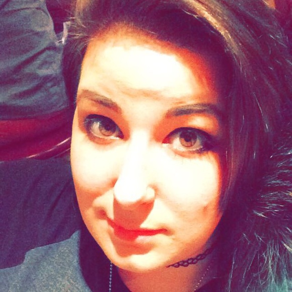 Profile Picture of Heather Foss (@nhealani) on Poshmark
