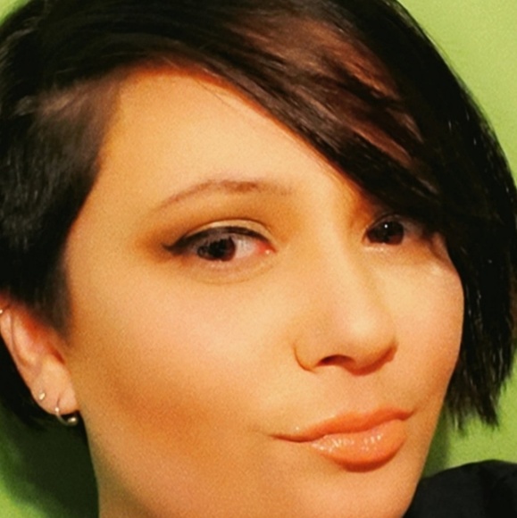 Profile Picture of Angie Ames (@eignaames03) on Poshmark