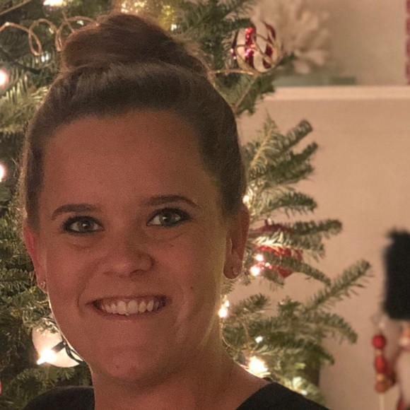 Profile Picture of Anna Smartt (@annasmartt) on Poshmark