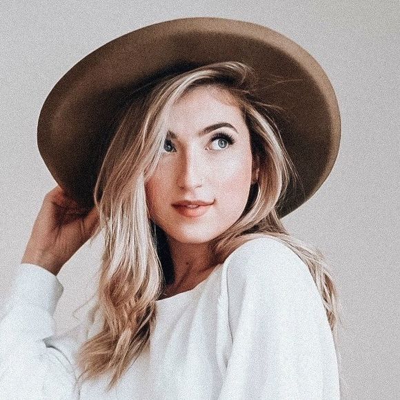 Profile Picture of Madeline Kawalek (@madelinekaay) on Poshmark