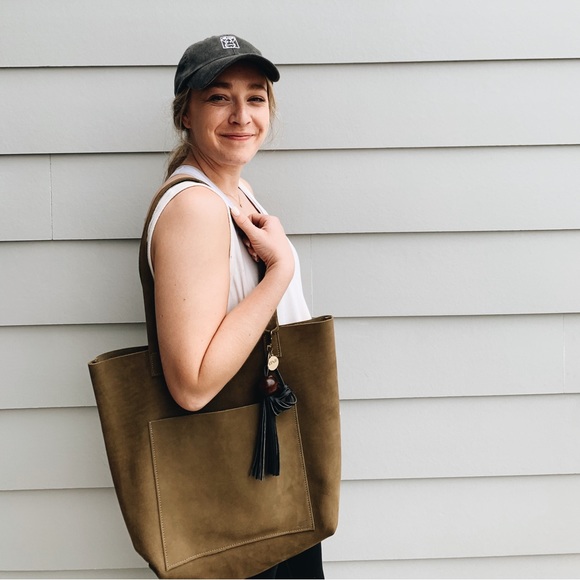 Profile Picture of Cayce E (@cbryan400) on Poshmark