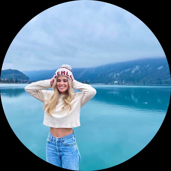 Profile Picture of Victoria Kreuzer (@vkreuzer96) on Poshmark