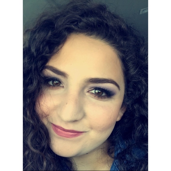 Profile Picture of Isabel Delgado (@isadt97) on Poshmark