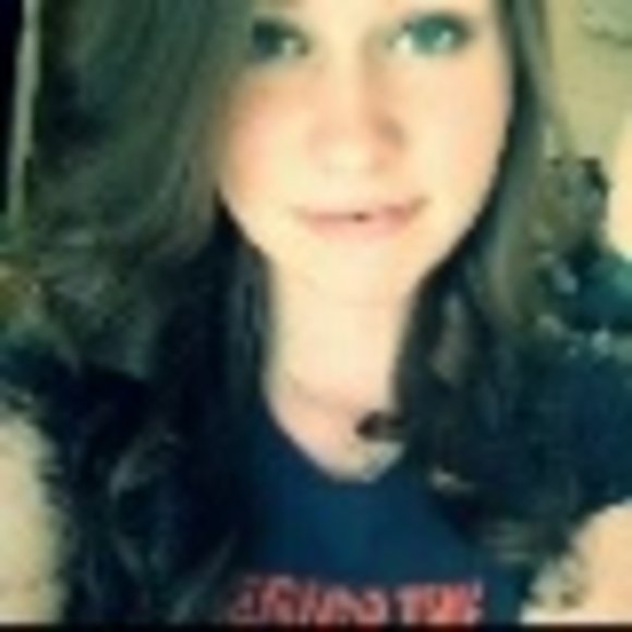 Profile Picture of Allison Kemper (@alli3fizzl3) on Poshmark
