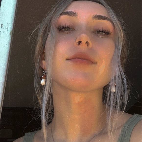 Profile Picture of Amanda Driesens (@amandadriesens) on Poshmark