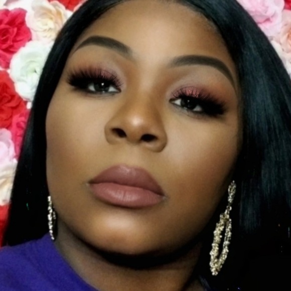 Profile Picture of Shinette Amos (@shinettem43) on Poshmark